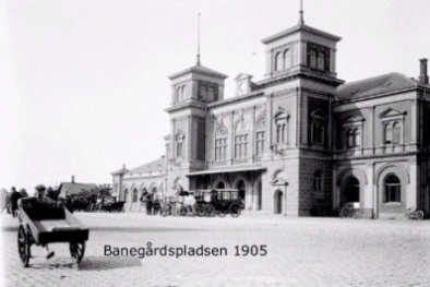 Banegårdspladsen med banegården - 1905